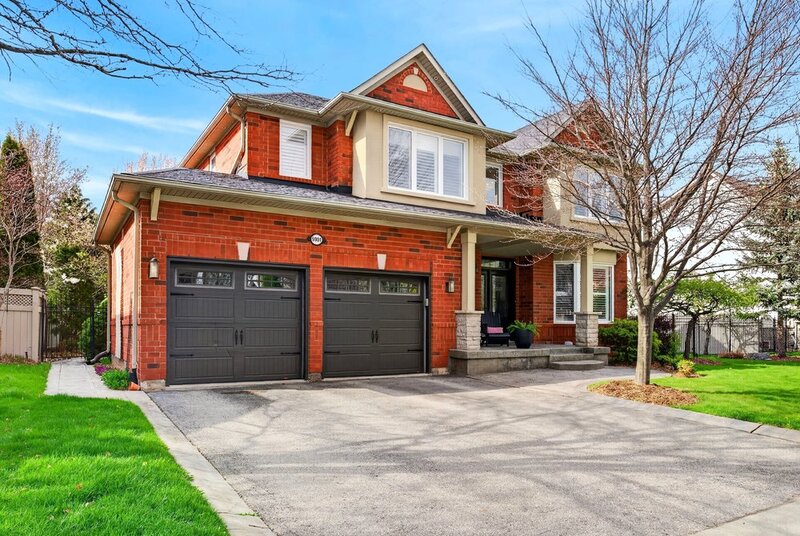 STUNNINGLY LARGE FAMILY HOME IN BURLINGTON!