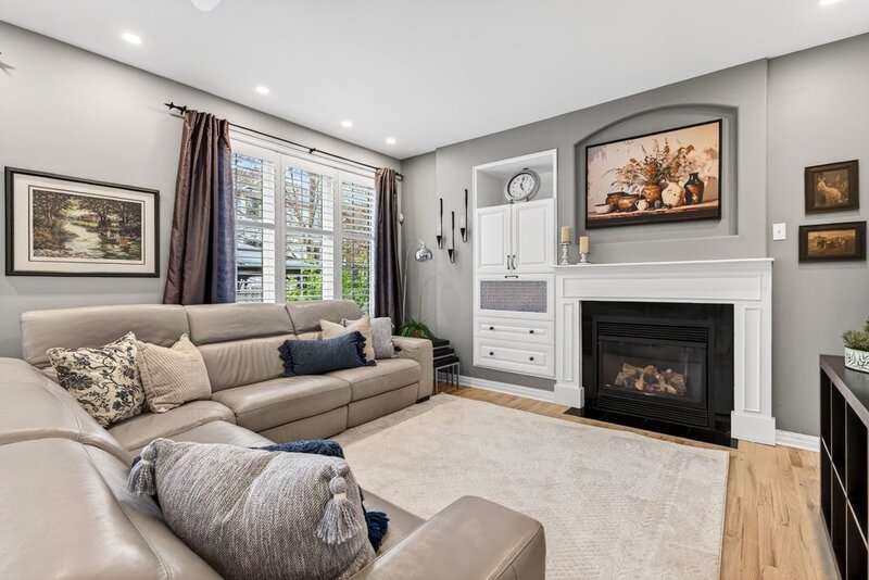 STUNNINGLY LARGE FAMILY HOME IN BURLINGTON!