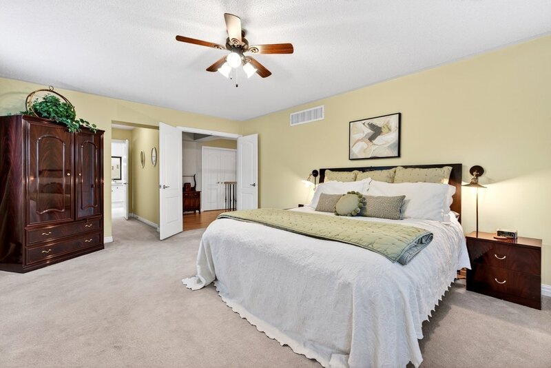 STUNNINGLY LARGE FAMILY HOME IN BURLINGTON!