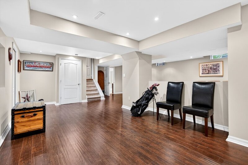 STUNNINGLY LARGE FAMILY HOME IN BURLINGTON!