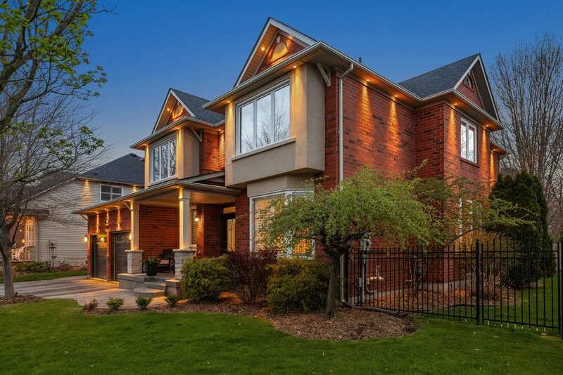 STUNNINGLY LARGE FAMILY HOME IN BURLINGTON!