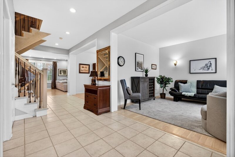 STUNNINGLY LARGE FAMILY HOME IN BURLINGTON!