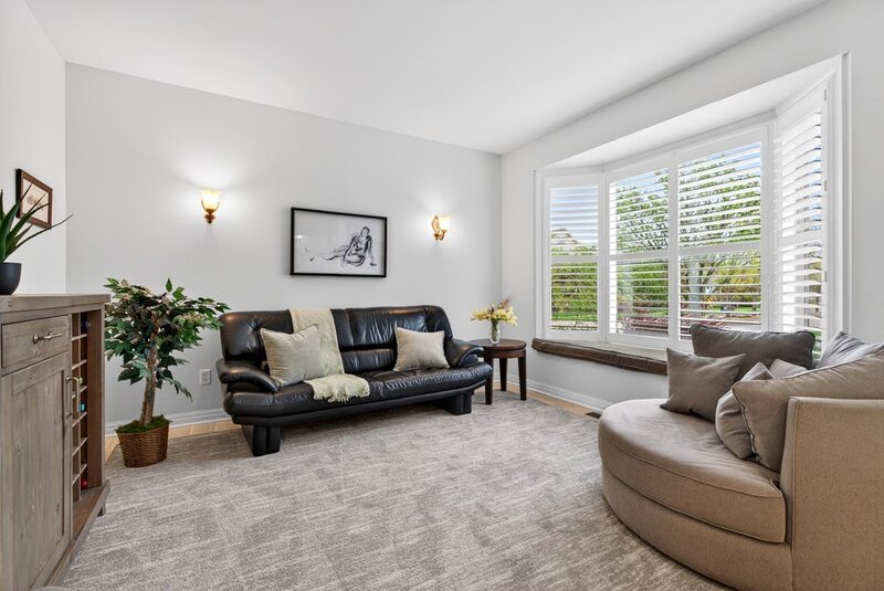 STUNNINGLY LARGE FAMILY HOME IN BURLINGTON!