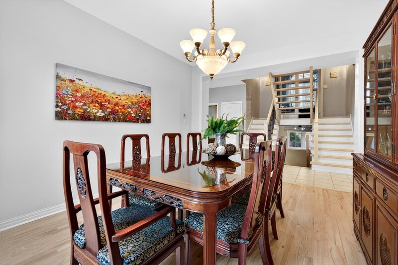 STUNNINGLY LARGE FAMILY HOME IN BURLINGTON!