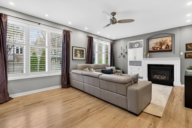 STUNNINGLY LARGE FAMILY HOME IN BURLINGTON!