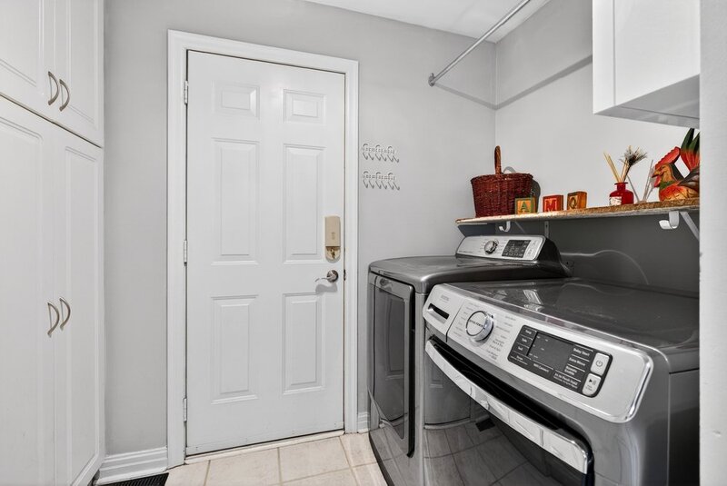 STUNNINGLY LARGE FAMILY HOME IN BURLINGTON!