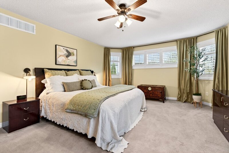 STUNNINGLY LARGE FAMILY HOME IN BURLINGTON!