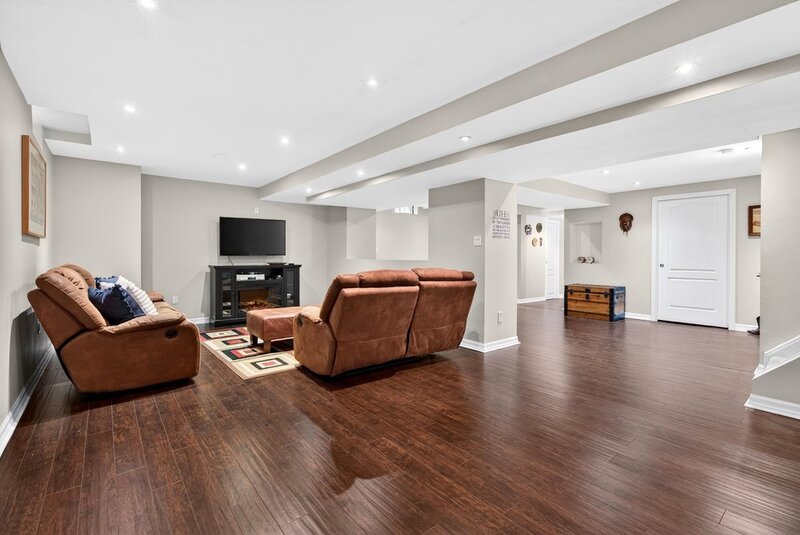 STUNNINGLY LARGE FAMILY HOME IN BURLINGTON!