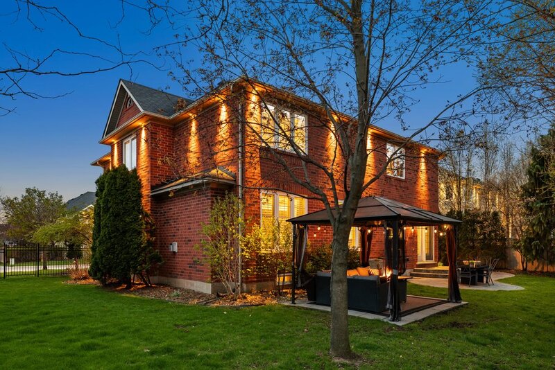 STUNNINGLY LARGE FAMILY HOME IN BURLINGTON!