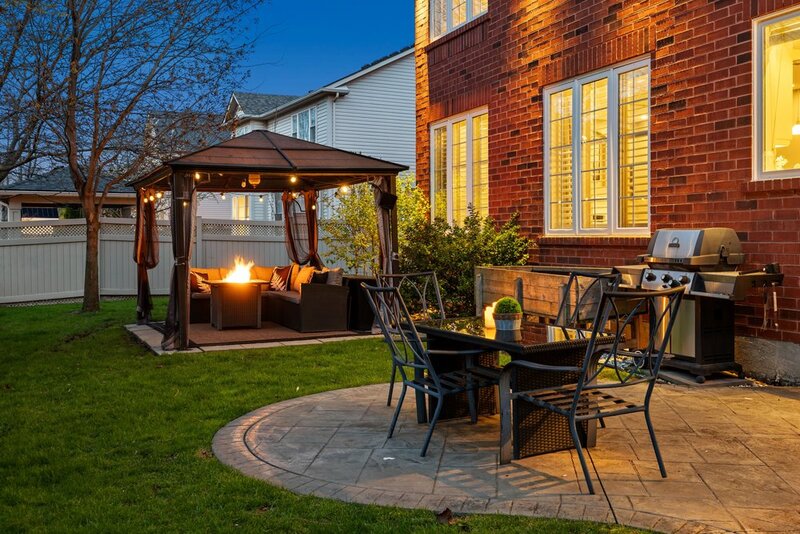 STUNNINGLY LARGE FAMILY HOME IN BURLINGTON!