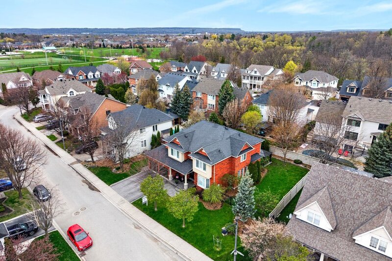 STUNNINGLY LARGE FAMILY HOME IN BURLINGTON!