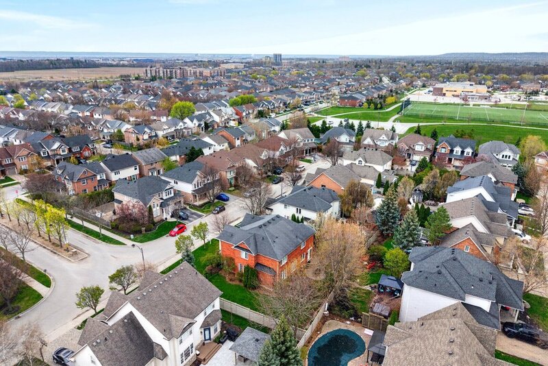 STUNNINGLY LARGE FAMILY HOME IN BURLINGTON!