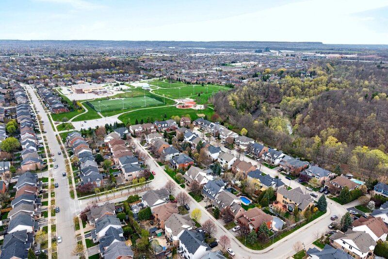 STUNNINGLY LARGE FAMILY HOME IN BURLINGTON!