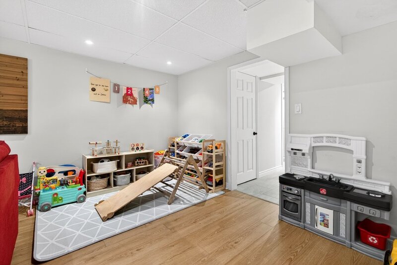 GREAT SEMI DETACHED FAMILY HOME IN BURLINGTON!