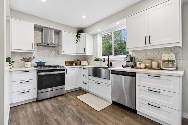 GREAT SEMI DETACHED FAMILY HOME IN BURLINGTON!