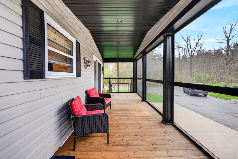 LOW MAINTENANCE LIVING IN THIS GREAT BURLINGTON COMMUNITY!