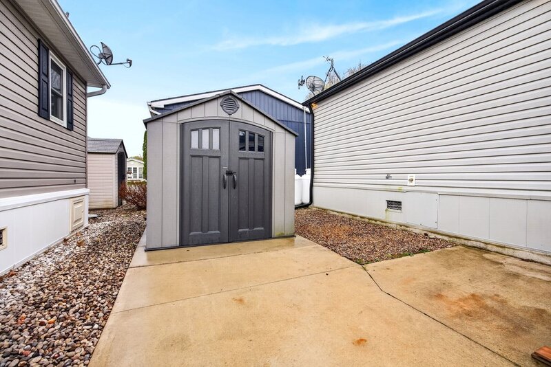 LOW MAINTENANCE LIVING IN THIS GREAT BURLINGTON COMMUNITY!