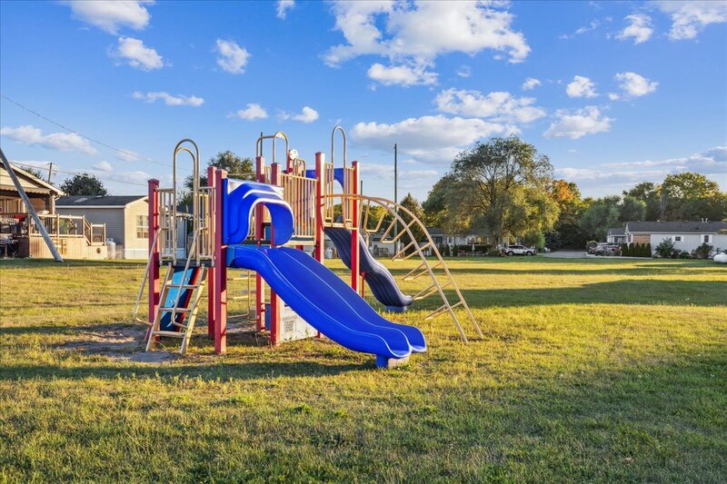 LOW MAINTENANCE LIVING IN THIS GREAT BURLINGTON COMMUNITY!