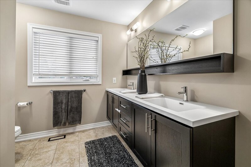 FANTASTIC END UNIT IN GRIMSBY ON THE BEACH!