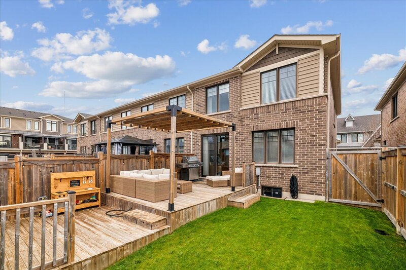 FANTASTIC END UNIT IN GRIMSBY ON THE BEACH!
