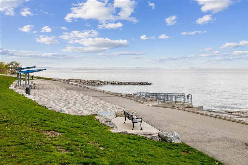FANTASTIC END UNIT IN GRIMSBY ON THE BEACH!
