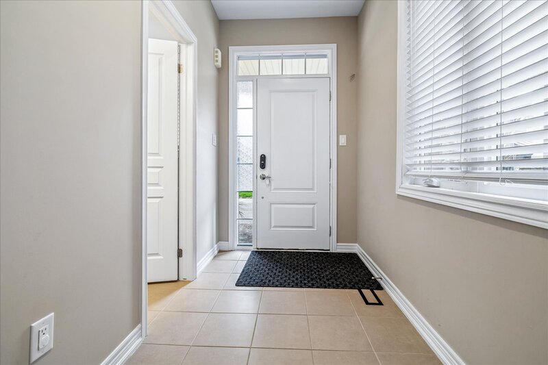 FANTASTIC END UNIT IN GRIMSBY ON THE BEACH!