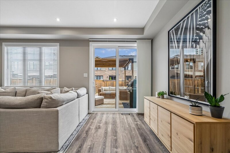 FANTASTIC END UNIT IN GRIMSBY ON THE BEACH!