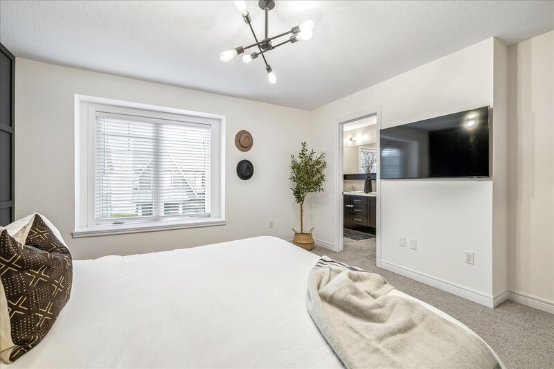 FANTASTIC END UNIT IN GRIMSBY ON THE BEACH!