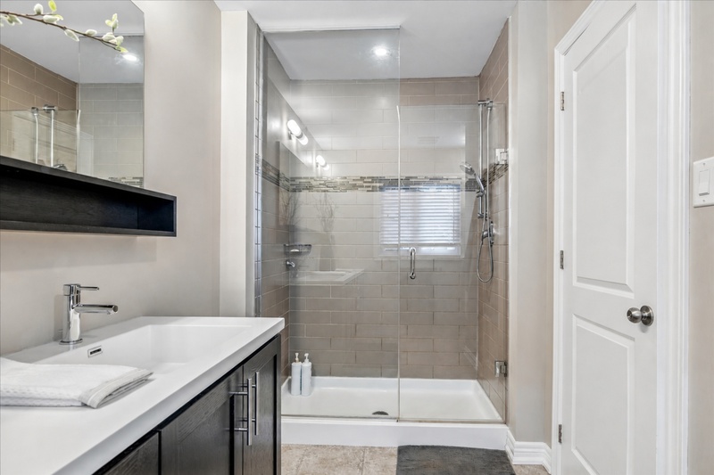 FANTASTIC END UNIT IN GRIMSBY ON THE BEACH!