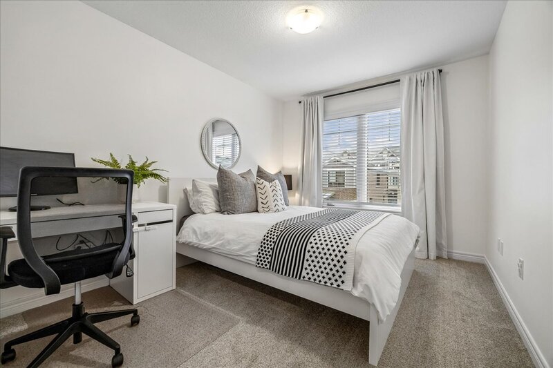 FANTASTIC END UNIT IN GRIMSBY ON THE BEACH!