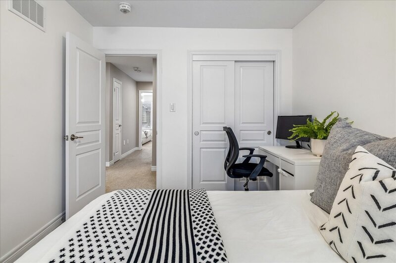 FANTASTIC END UNIT IN GRIMSBY ON THE BEACH!