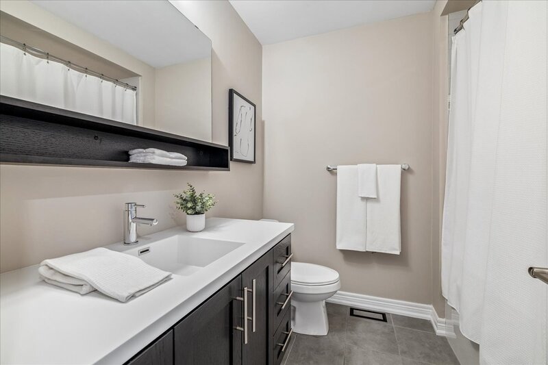 FANTASTIC END UNIT IN GRIMSBY ON THE BEACH!