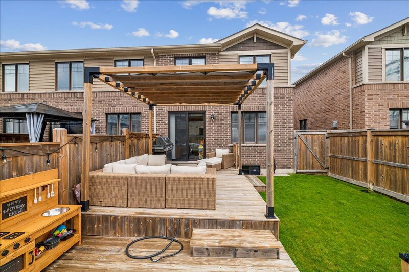 FANTASTIC END UNIT IN GRIMSBY ON THE BEACH!