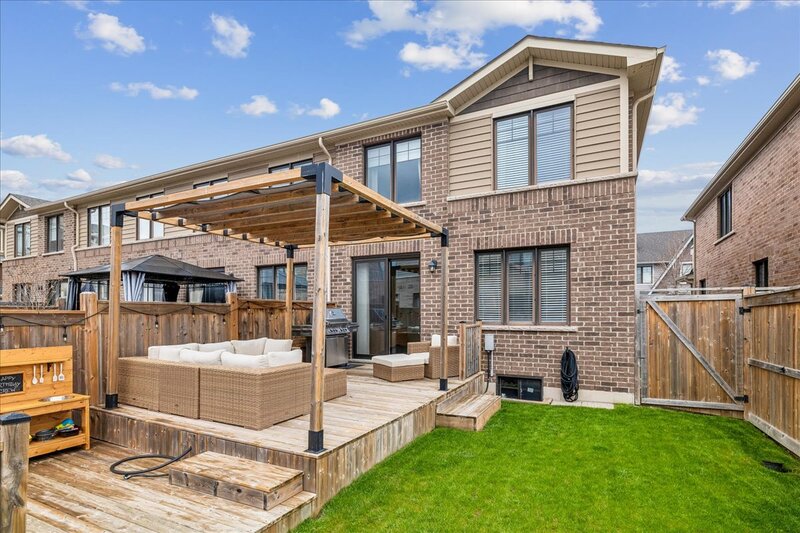 FANTASTIC END UNIT IN GRIMSBY ON THE BEACH!