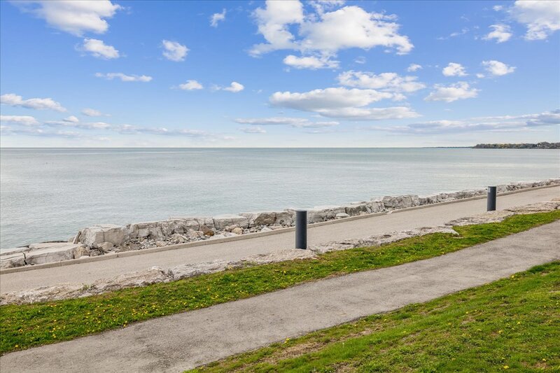 FANTASTIC END UNIT IN GRIMSBY ON THE BEACH!