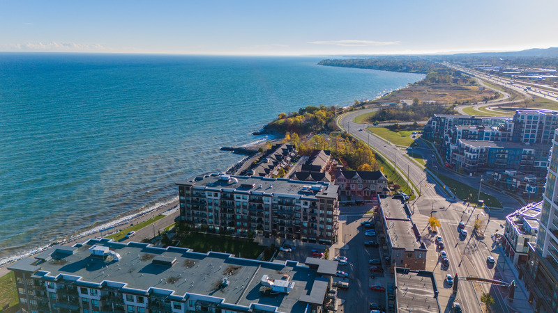 BEAUTIFUL CONDO IN THE HEART OF GRIMSBY-ON-THE-LAKE!