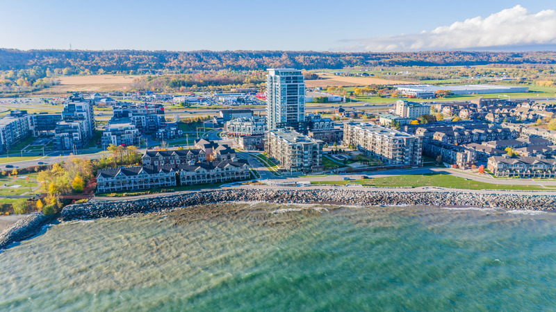 BEAUTIFUL CONDO IN THE HEART OF GRIMSBY-ON-THE-LAKE!