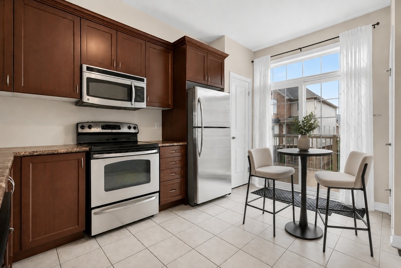 GREAT CONDO IN GRIMSBY-ON-THE-LAKE FOR LEASE!
