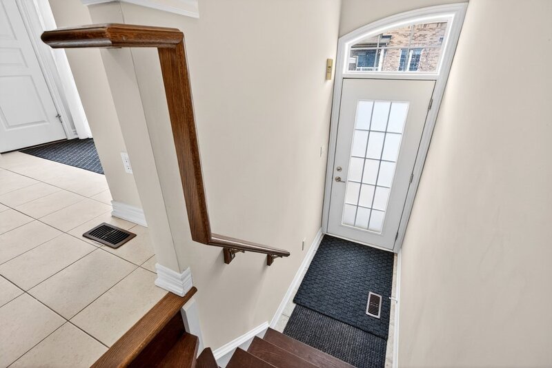 GREAT CONDO IN GRIMSBY-ON-THE-LAKE FOR LEASE!