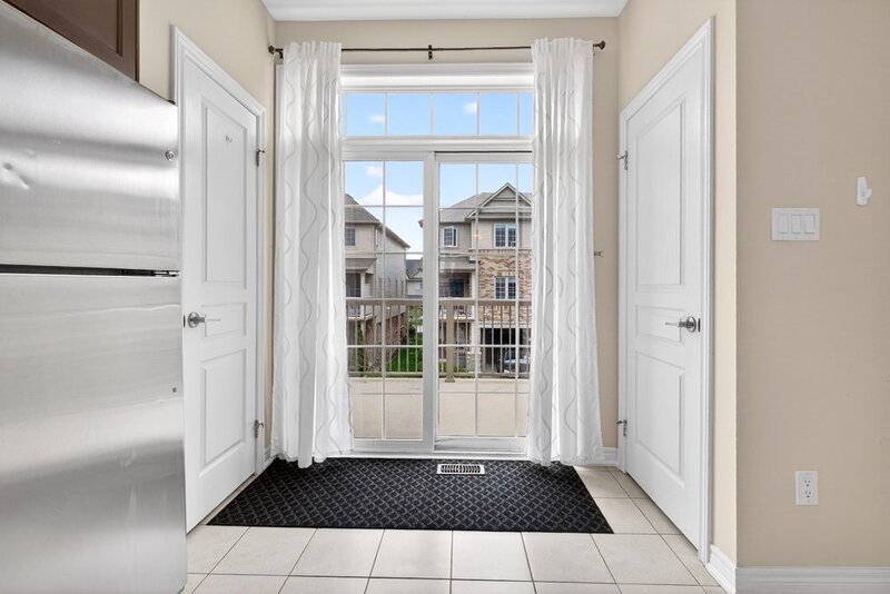 GREAT CONDO IN GRIMSBY-ON-THE-LAKE FOR LEASE!
