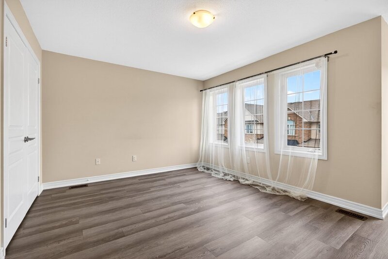 GREAT CONDO IN GRIMSBY-ON-THE-LAKE FOR LEASE!