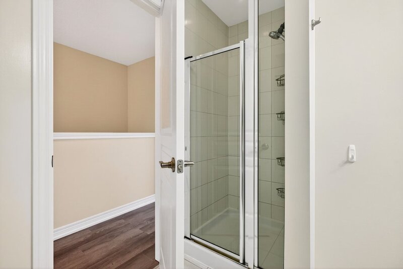 GREAT CONDO IN GRIMSBY-ON-THE-LAKE FOR LEASE!