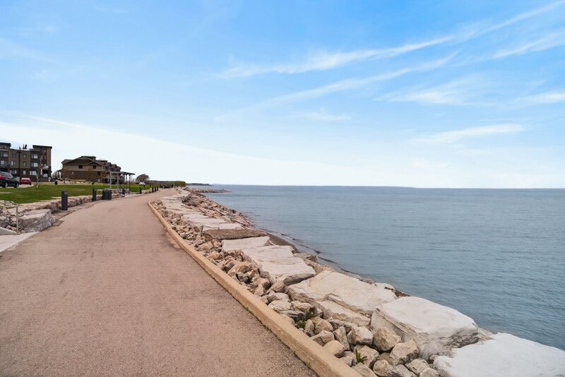 GREAT CONDO IN GRIMSBY-ON-THE-LAKE FOR LEASE!