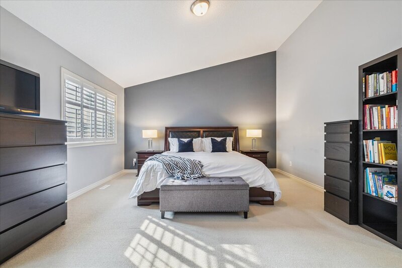 SUPER END UNIT CONDO IN BURLINGTON!