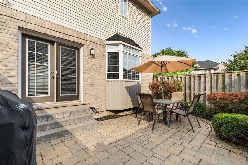 SUPER END UNIT CONDO IN BURLINGTON!