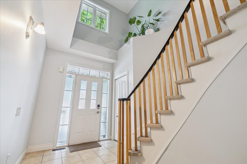 SUPER END UNIT CONDO IN BURLINGTON!