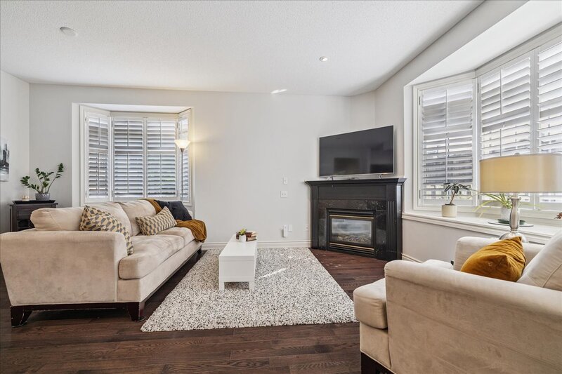 SUPER END UNIT CONDO IN BURLINGTON!