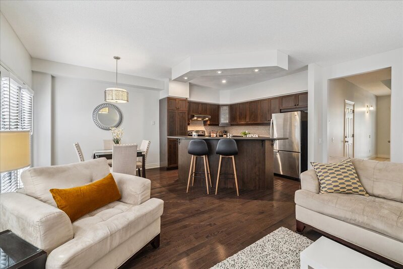 SUPER END UNIT CONDO IN BURLINGTON!