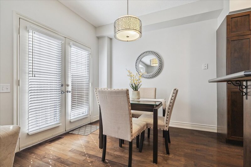 SUPER END UNIT CONDO IN BURLINGTON!