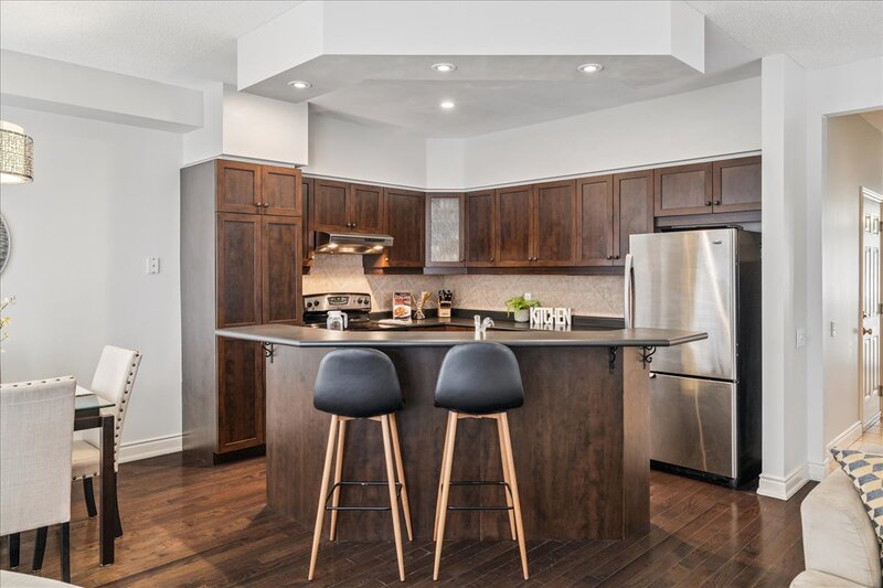 SUPER END UNIT CONDO IN BURLINGTON!